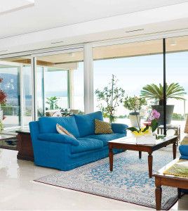 Il salone principale dell’abitazione; le belle vetrate si affacciano su un grande balcone dal quale si può ammirare una vista spettacolare sul Lago
