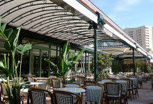 L’ombra di KE si espande sul Café de Paris