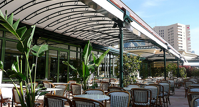 L’ombra di KE si espande sul Café de Paris