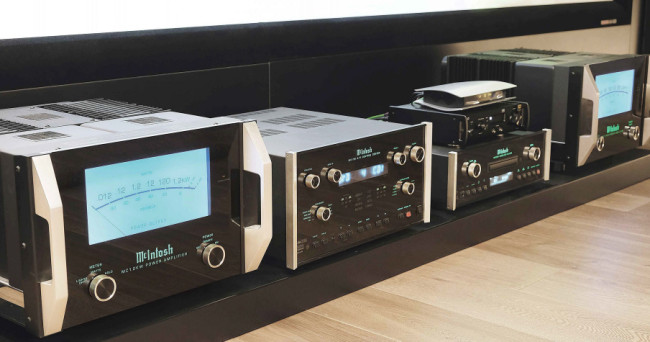 Close-up sul sistema “solo audio” Mcintosh, formato da i due finali MC1200, dal preamplificatore MX136 e dal lettore SACD/CD MCD201. Questo sistema condivide con il sistema Synthesis i due speaker frontali JBL Everest 67000 selezionabili tramite uno switch.