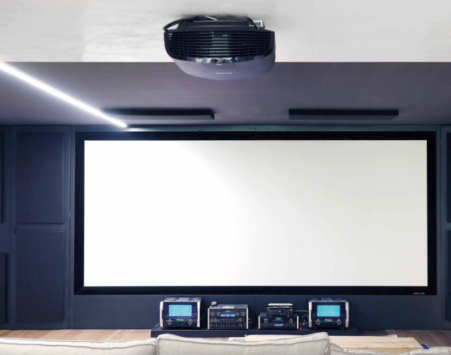 Primo piano del front-end con il grande schermo Screen Research e, sotto, le stupende elettroniche McIntosh dedicate all’audio. Qui sotto, il rack audio/video, si noti, in alto, la batteria dei nove finali JBL S820 e subito sotto i due processori SDEC-4500 e il pre SDP-45.