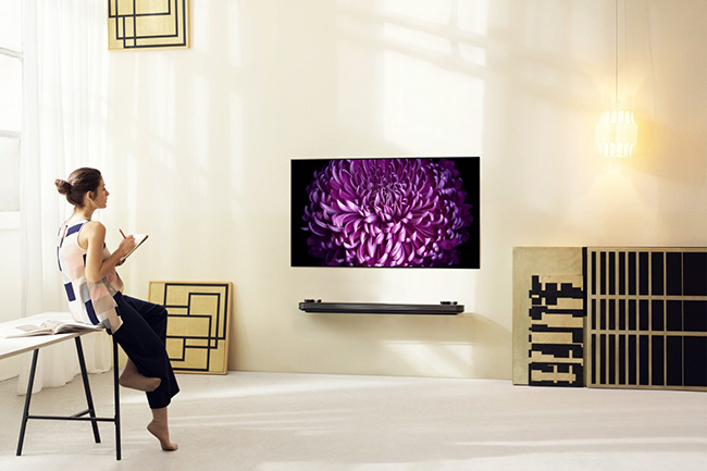 LG_SIGNATURE-OLED-TV-W_Lifestyle