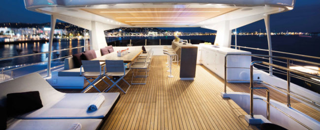 Il sun deck è dotato di un impianto audio simile a quello del salotto di poppa del ponte principale: sei diffusori marini Sonance VP65R-XT, un subwoofer Bose B2 da 500 watt, un processore Bose ESP-1240 ControlSpace e un amplificatore Bose PowerMatch da 8 x 250 watt.