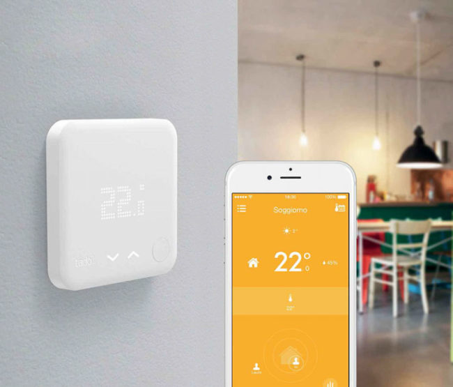 Il termostato intelligente tado°, che, attraverso un hub posizionato nei pressi della caldaia, comunica con lo smartphone ininterrottamente, consentendo notevoli risparmi sui consumi.