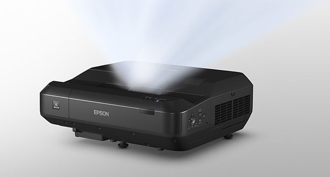 Con i nuovi proiettori Epson l’home cinema accorcia il tiro e si allarga