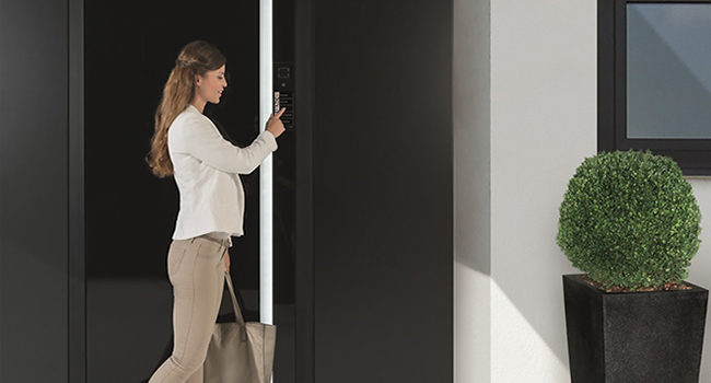 Accesso smart, sicuro e facile se c’è Schüco Door Control System Touch Display