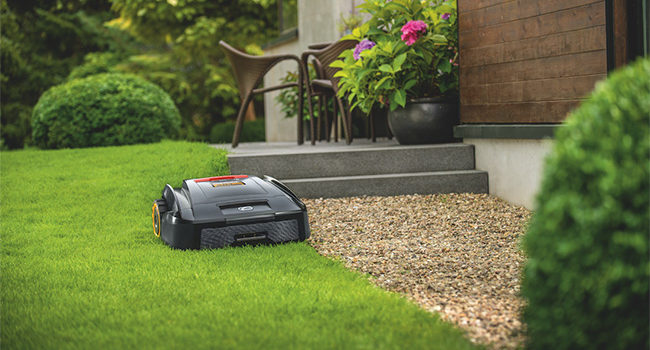 Robot rasaerba Cub Cadet XR Enduro, al lavoro in pieno relax