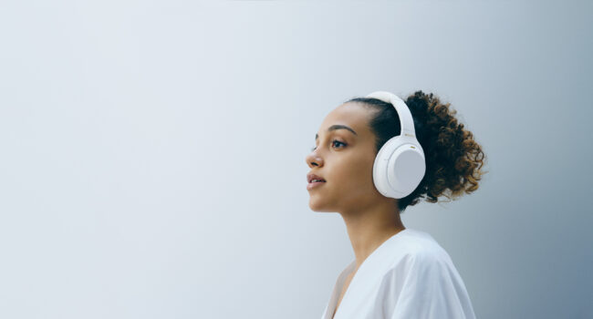 Sony presenta le cuffie WH-1000XM4 in un’inedita edizione limitata Silent White 