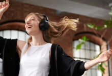 Sony amplia la gamma di cuffie wireless con i modelli WF-C500 e WH-XB910N